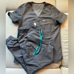 Figs Graphite Grey Scrub Set